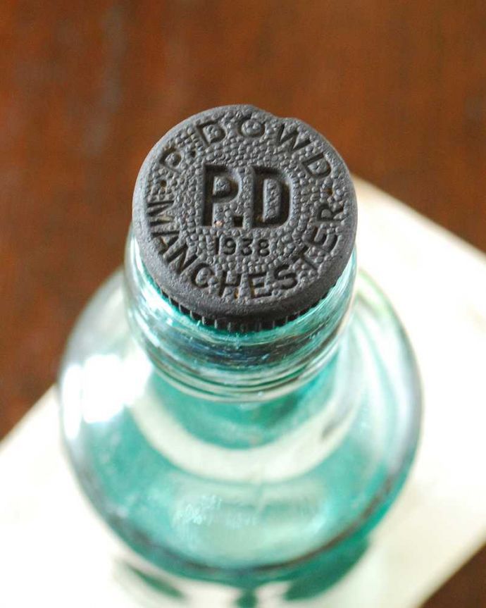 アンティーク ガラスボトル アンティーク雑貨 フタ付きのアンティークガラスボトル(MANCHESTER)。上から見ると・・・アンティークなので多少のキズ・汚れがある場合があります。(k-3077-z)