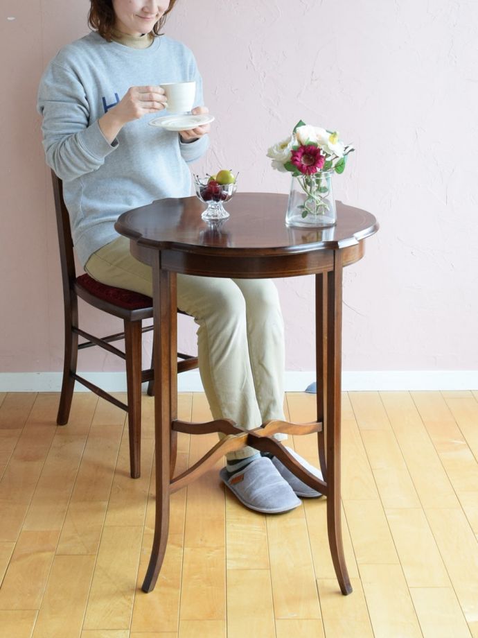 アンティークのオケージョナルテーブル