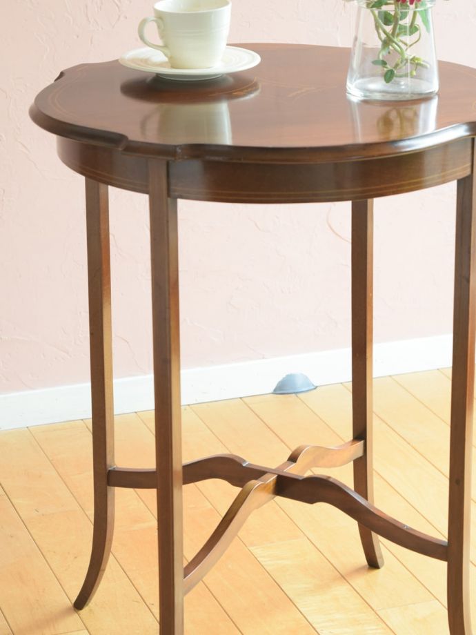 英国のアンティーク家具らしいデザイン