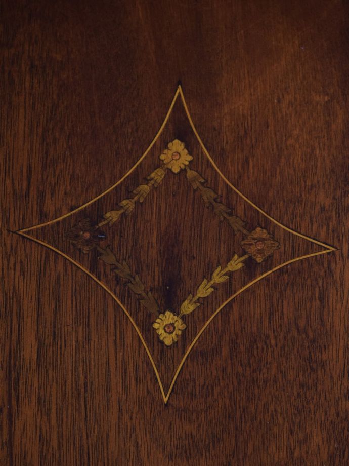 アンティークテーブルの装飾