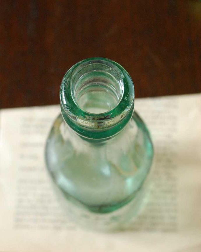 イギリスで見つけたエンボス入りのアンティークガラスボトル(k-3079-z