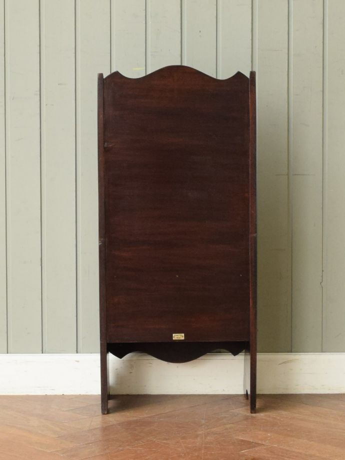 マガジンラックの後ろ姿