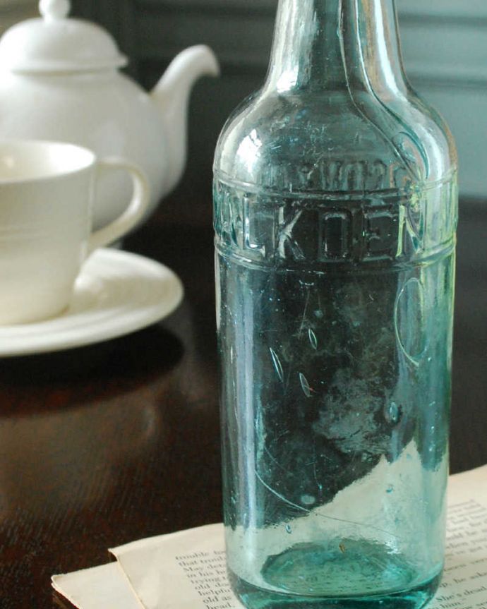 アンティーク ガラスボトル アンティーク雑貨 フタ付きのアンティークガラスボトル、エンボス入りボトル(J.P.CRAVEN & SON)。ほっこりした気分になるアンティークのガラス瓶今の時代、プラスチックやペットボトルが当たり前だけれど、当時はこんなに可愛いビンの中に入れられていたんだな・・・って。(k-3080-z)