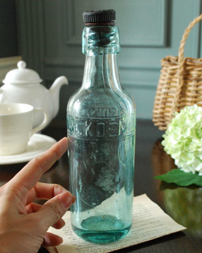 アンティーク ガラスボトル アンティーク雑貨 フタ付きのアンティークガラスボトル、エンボス入りボトル(J.P.CRAVEN & SON)。後ろ側を見ると・・・なんとなくゆがんでいたり、気泡が入っていたり・・・そこがアンティークらしさです。(k-3080-z)