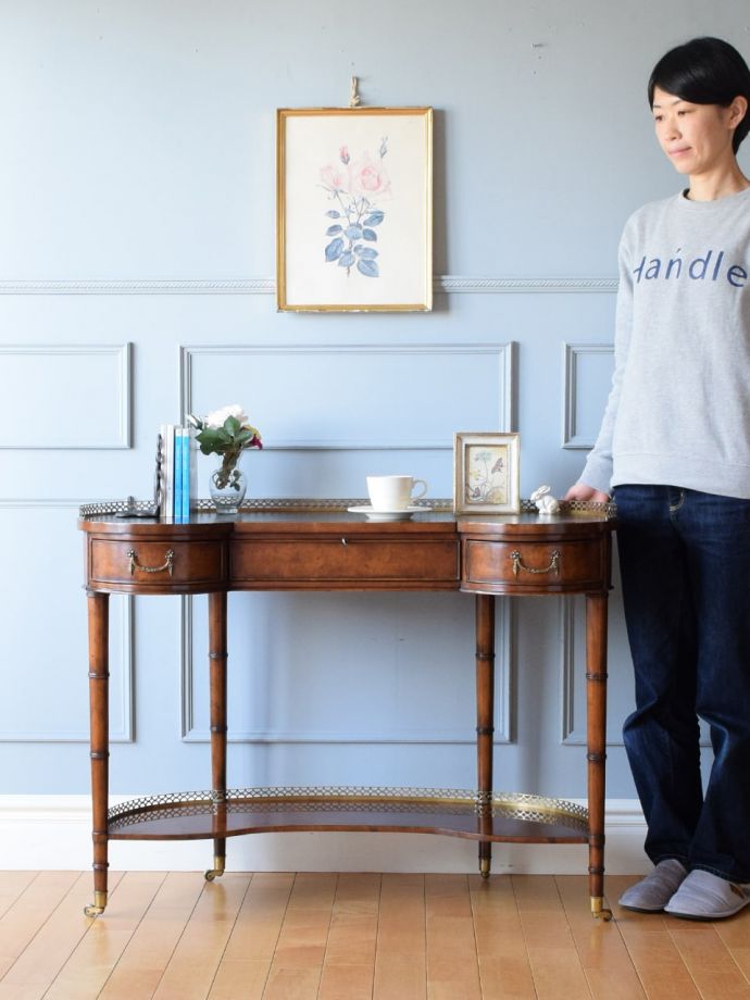 英国アンティークのデスク