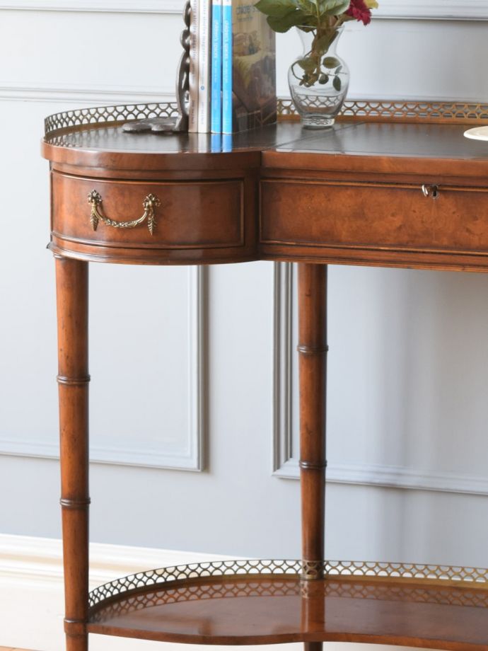 アンティークデスクの美しい木目