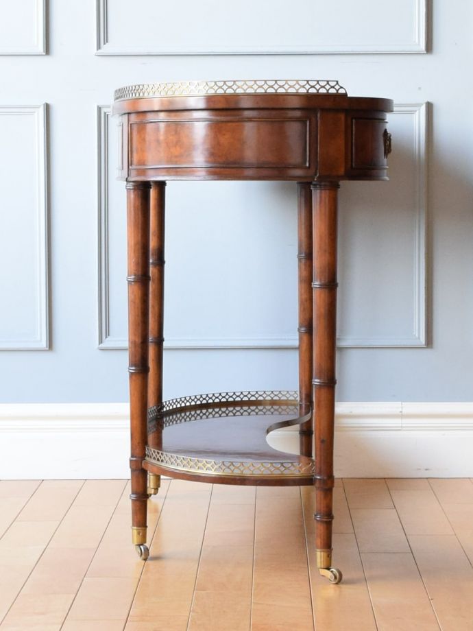 書斎デスクの側面