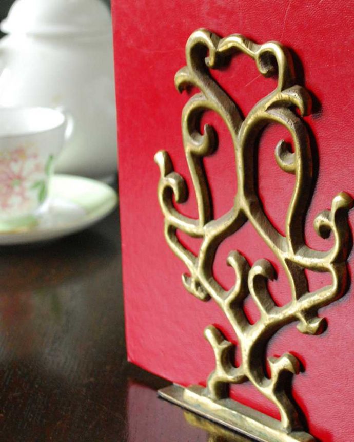 アンティーク 真鍮の雑貨　アンティーク雑貨　アンティークの真鍮雑貨、曲線がエレガントな置き型のレターラック。落ち着いた輝きが大人の雰囲気真鍮製なので、使っていくごとに味わい深い色合いに変化していきます。(k-3084-z)