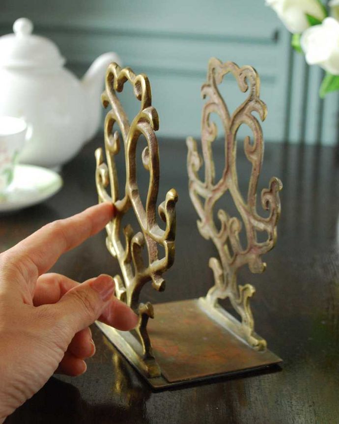 アンティーク 真鍮の雑貨　アンティーク雑貨　アンティークの真鍮雑貨、曲線がエレガントな置き型のレターラック。デスクや、玄関に置いてあるだけでお洒落です。(k-3084-z)