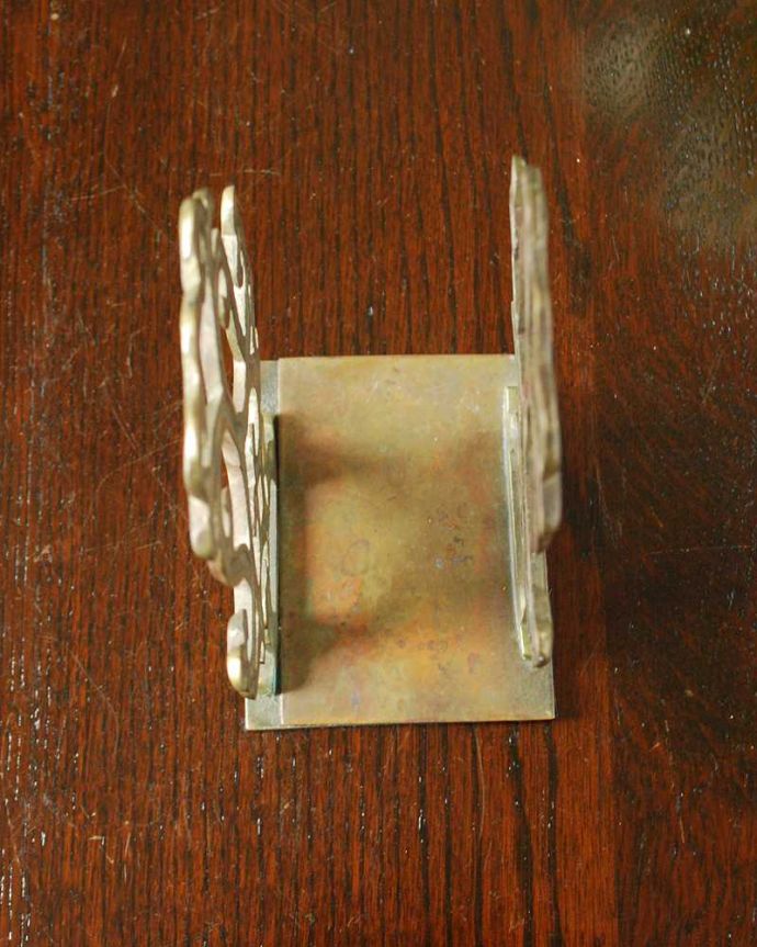 アンティーク 真鍮の雑貨　アンティーク雑貨　アンティークの真鍮雑貨、曲線がエレガントな置き型のレターラック。上から見るとこんな感じですアンティークは新品ではなので多少のキズ・汚れがある場合がありますが、使用上問題はありませんので、ご了承下さい。(k-3084-z)