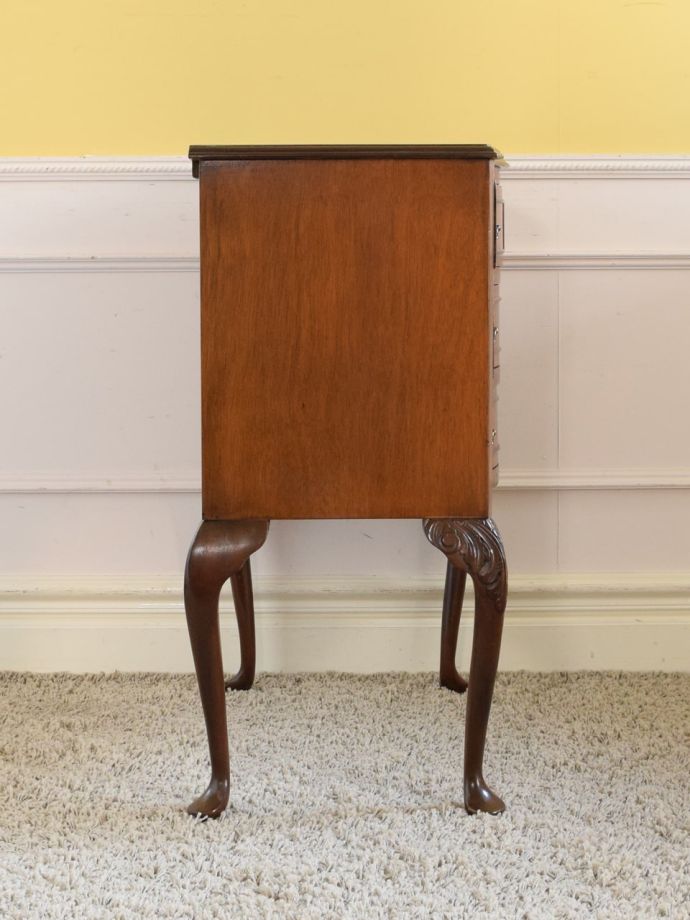 サイドチェストの側面