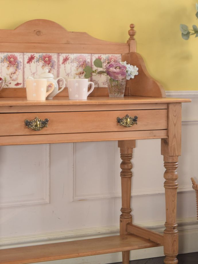 アンティーク家具でしか手に入らないキャビネット