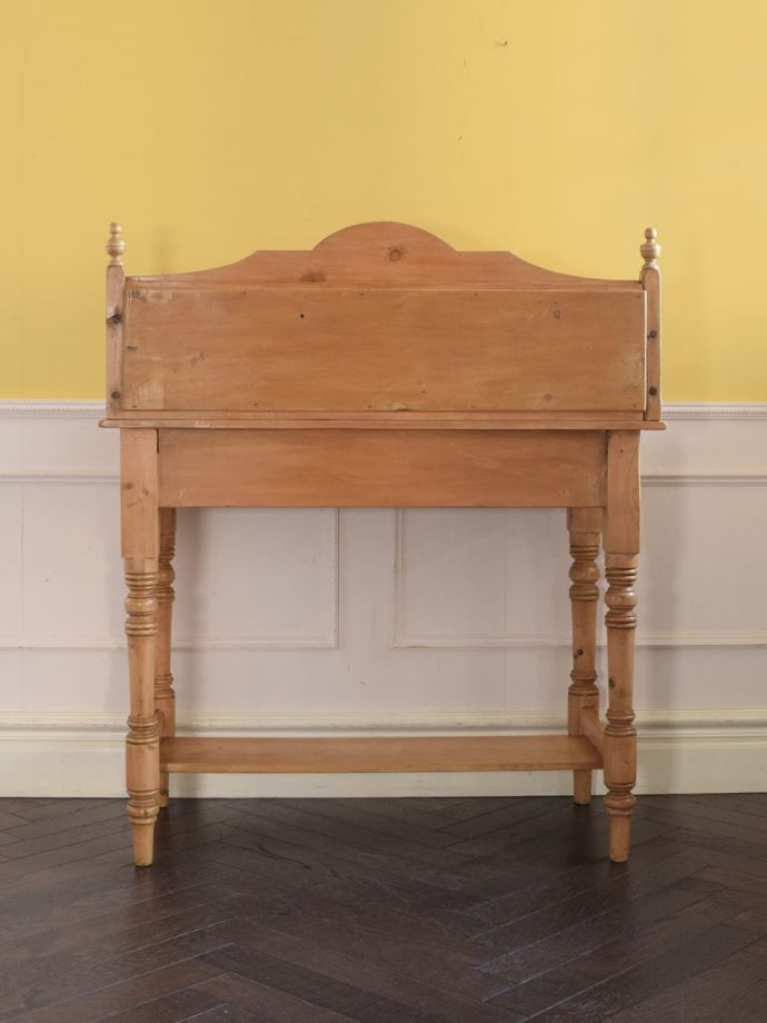 キャビネットの後ろ姿