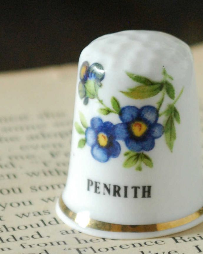 アンティーク 陶磁器の雑貨　アンティーク雑貨　ブルーの可愛いお花のアンティークシンブル（PENRITH）。幸運を呼ぶ女性のためのコレクションアイテムシンブルとは、上流階級の女性がたしなみとして行ったお裁縫の時に使った指ぬきのこと。(k-3087-z)