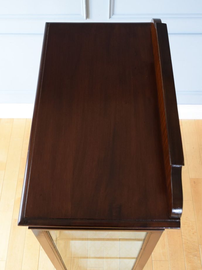 英国アンティークのショーケース、テーパードレッグの上品なガラス