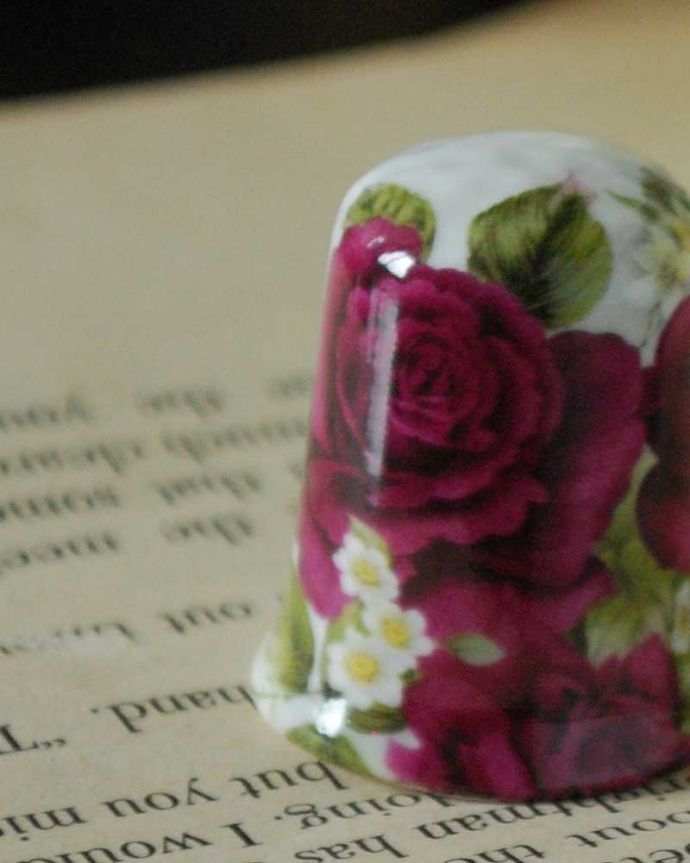 アンティーク 陶磁器の雑貨 アンティーク雑貨 色も美しいエレガントなお花がデザインされたアンティークシンブル。幸運を呼ぶ女性のためのコレクションアイテムシンブルとは、上流階級の女性がたしなみとして行ったお裁縫の時に使った指ぬきのこと。(k-3088-z)