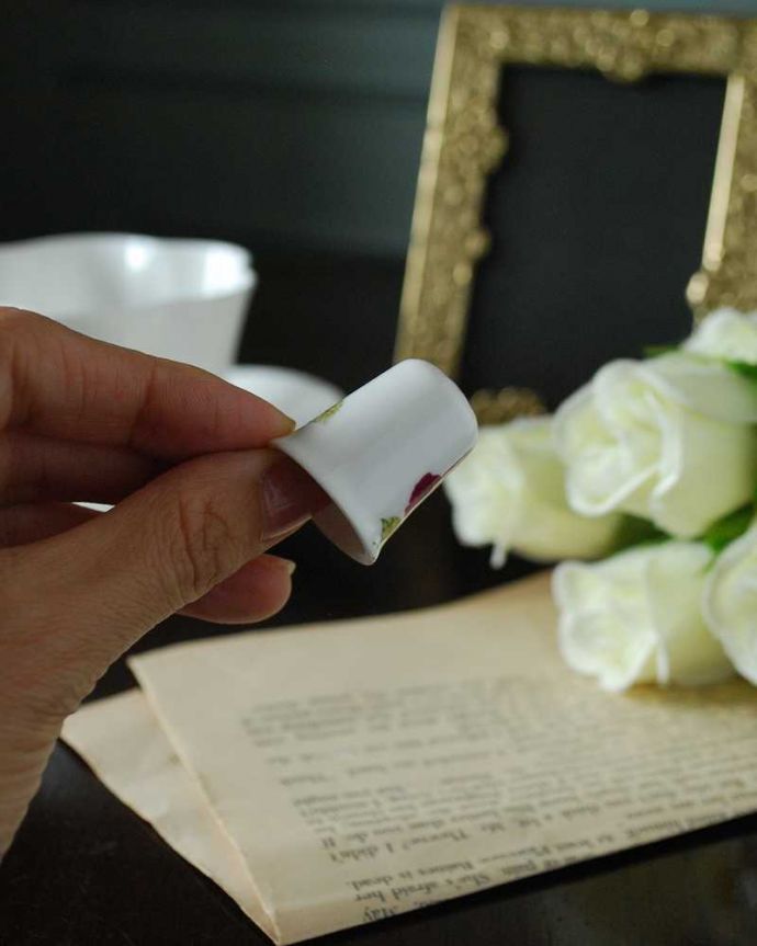 アンティーク 陶磁器の雑貨 アンティーク雑貨 色も美しいエレガントなお花がデザインされたアンティークシンブル。コレクションしたくなる可愛らしさ指の帽子(finger hat)とも呼ばれるコロンとした形。(k-3088-z)