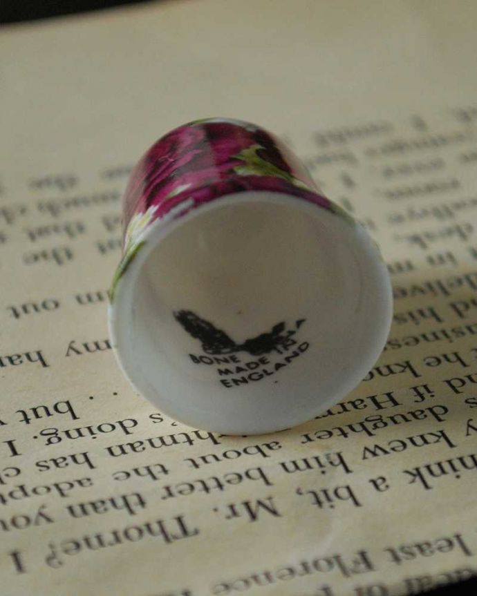 アンティーク 陶磁器の雑貨 アンティーク雑貨 色も美しいエレガントなお花がデザインされたアンティークシンブル。キレイなものだけを買い付けていますアンティークは新品ではなので多少のキズ・汚れがある場合がありますが、キレイなもを買い付けてきました。(k-3088-z)