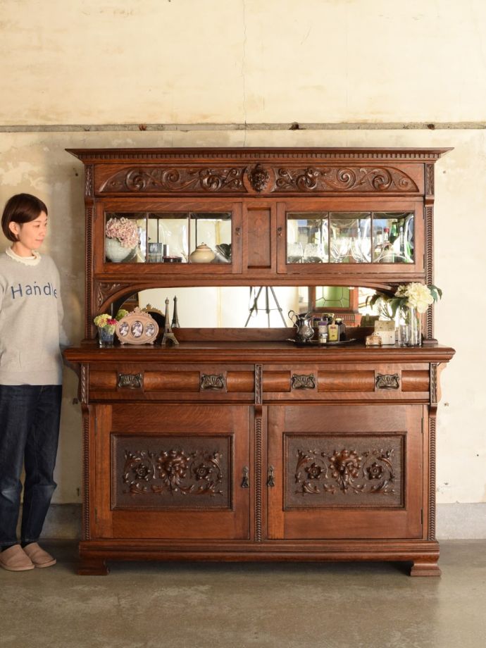 英国アンティークのサイドボード