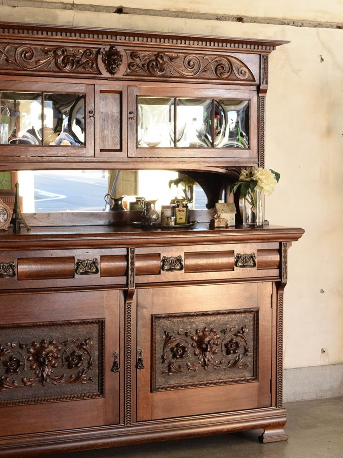 アンティーク家具らしさが漂うサイドボード