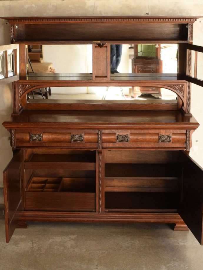 アンティークキャビネットの扉の中