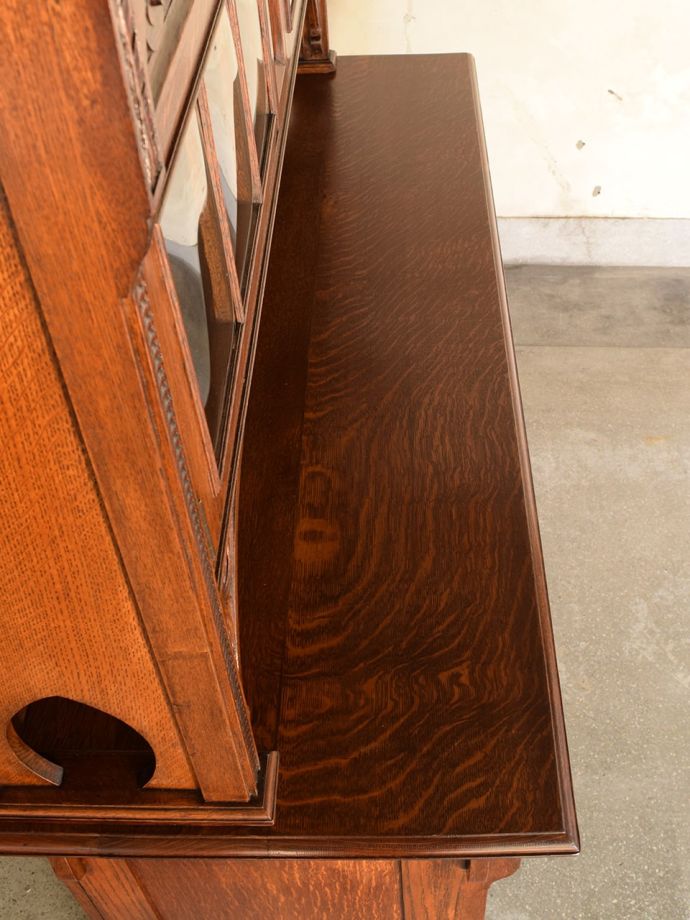 アンティークのサイドボードの天板