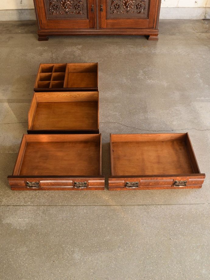 サイドボードの引き出し