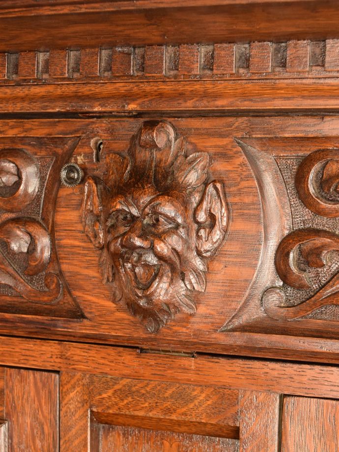 英国アンティーク家具らしい装飾