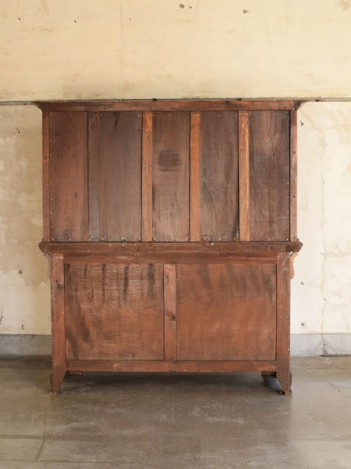 キャビネットの後ろ姿