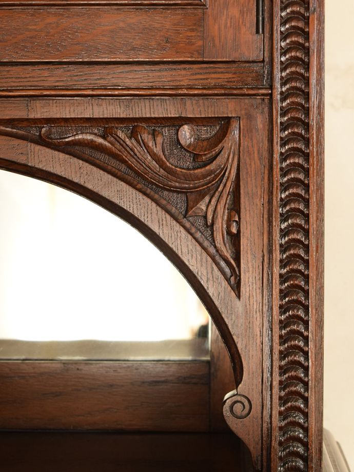 サイドボードの華やかな装飾