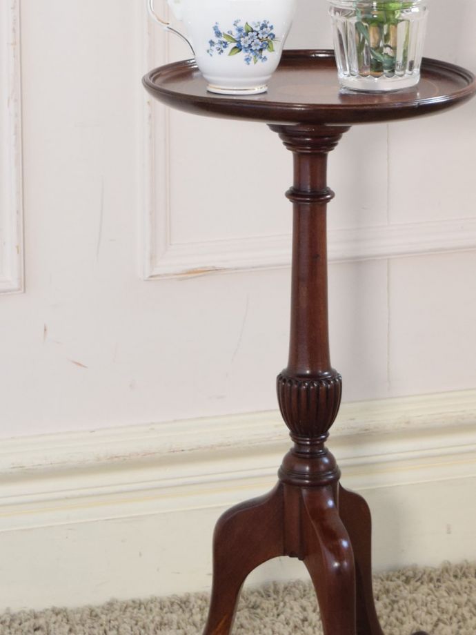 英国スタイルのアンティークテーブル