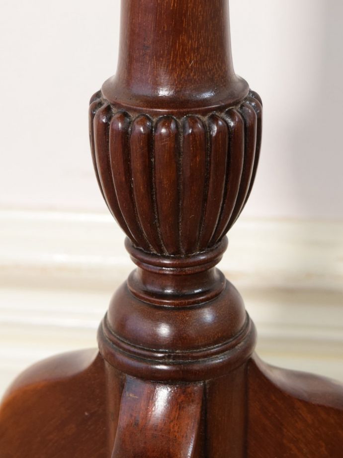 英国アンティーク家具らしい装飾