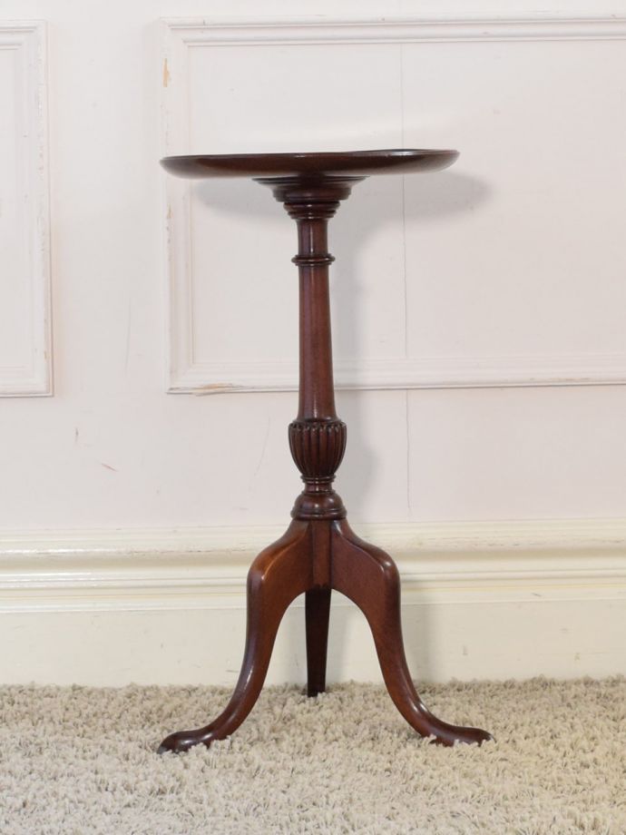 アンティークコーヒーテーブルの側面