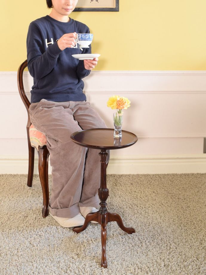 アンティークのワインテーブル