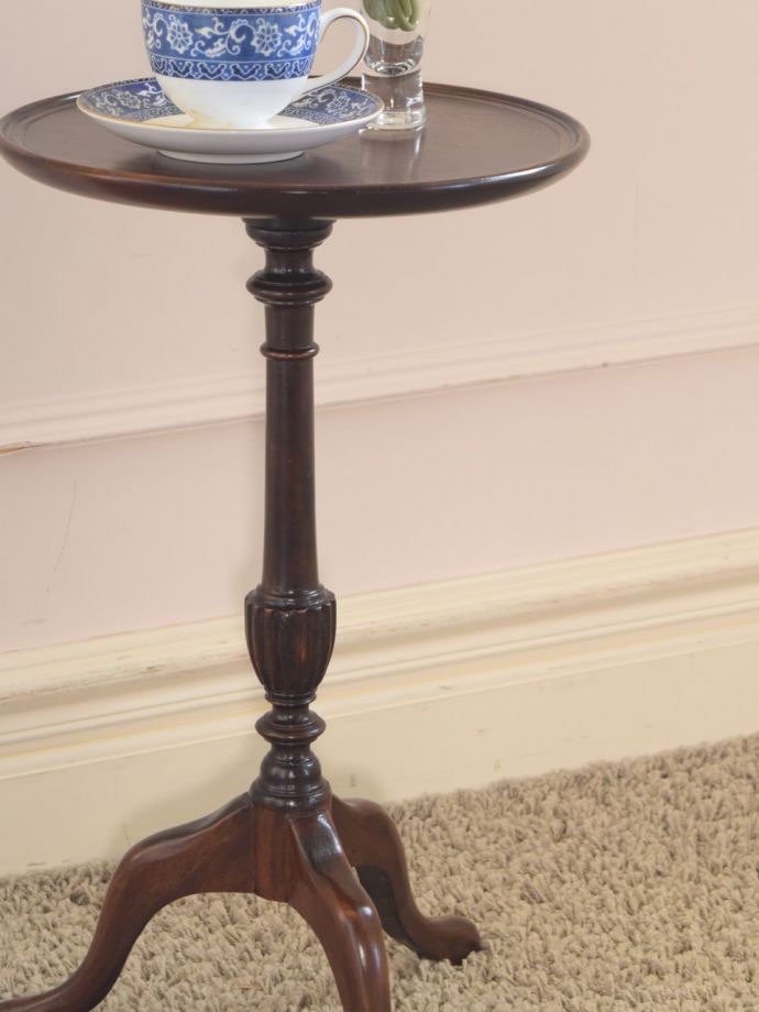 英国スタイルのアンティークテーブル