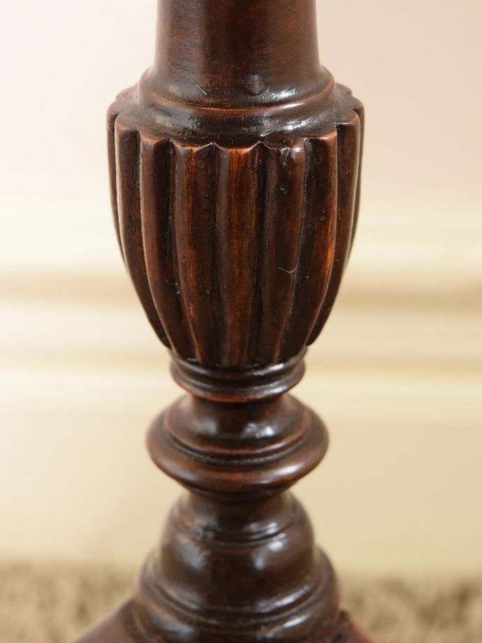 英国アンティーク家具らしい装飾