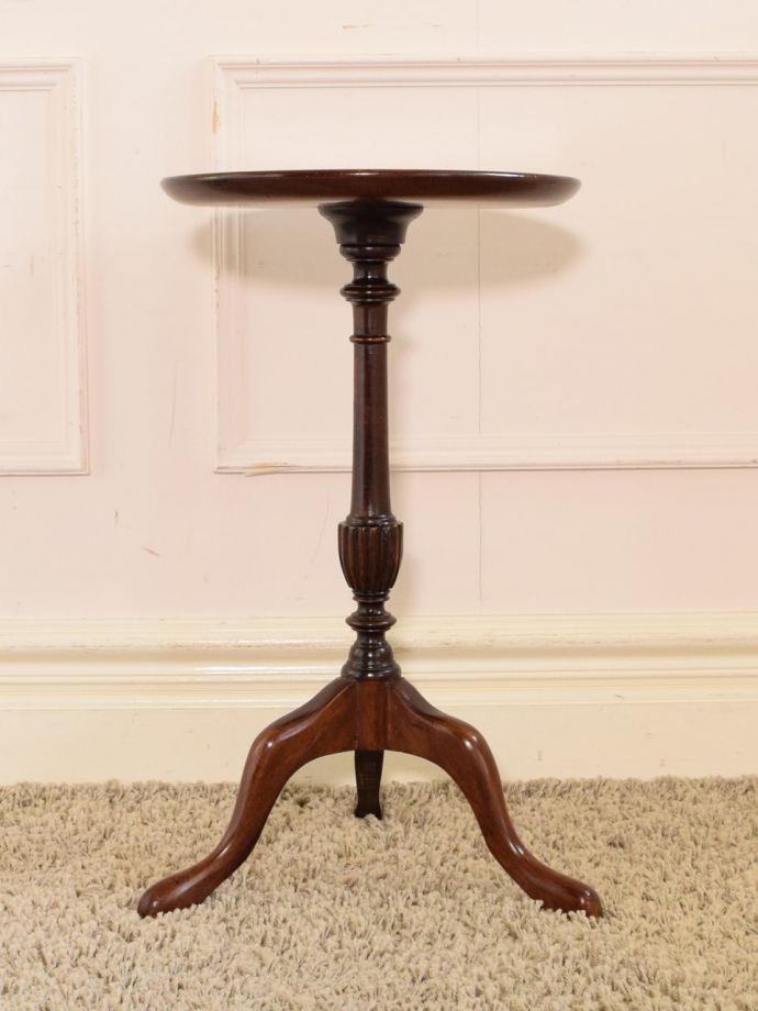 アンティークコーヒーテーブルの側面