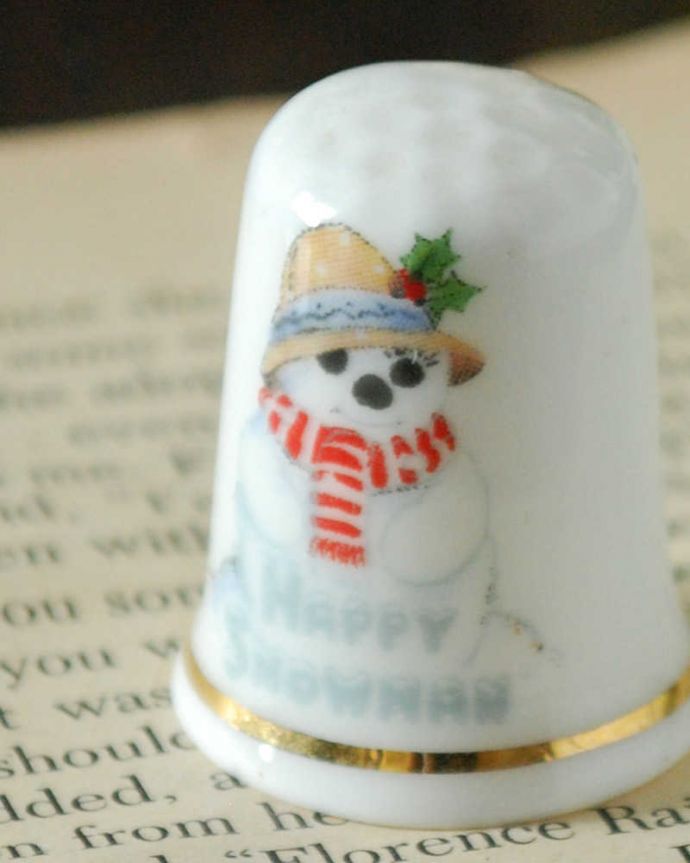 アンティーク 陶磁器の雑貨 アンティーク雑貨 スノーマンの可愛いアンティークシンブル(HAPPY SNOWMAN)。幸運を呼ぶ女性のためのコレクションアイテムシンブルとは、上流階級の女性がたしなみとして行ったお裁縫の時に使った指ぬきのこと。(k-3096-z)