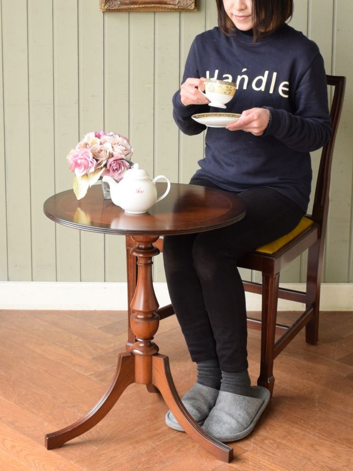 アンティークのワインテーブル