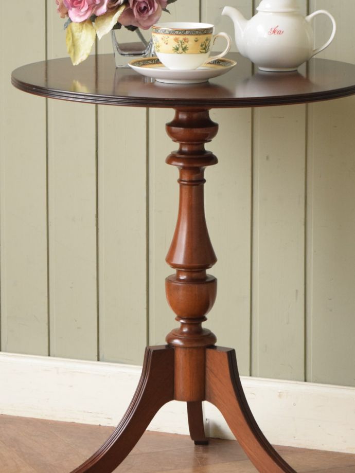 英国スタイルのアンティークテーブル