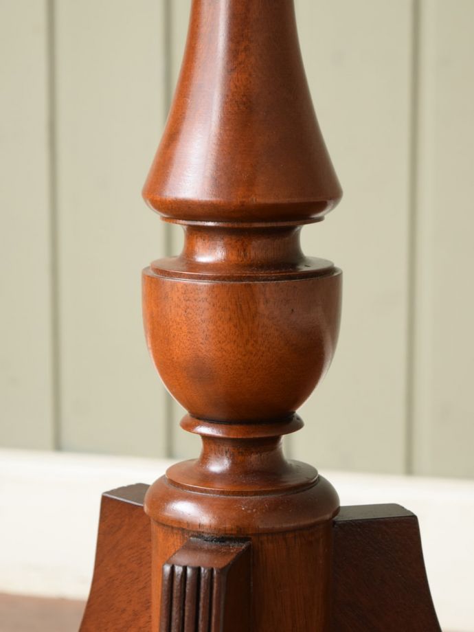 英国アンティーク家具らしい装飾