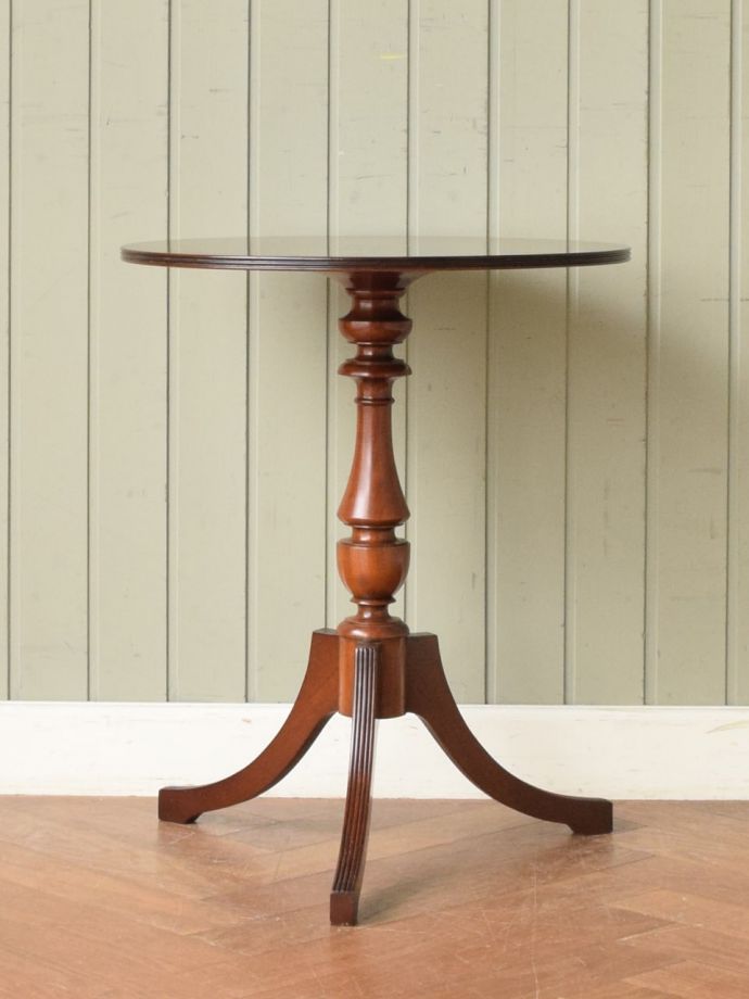 アンティークコーヒーテーブルの側面