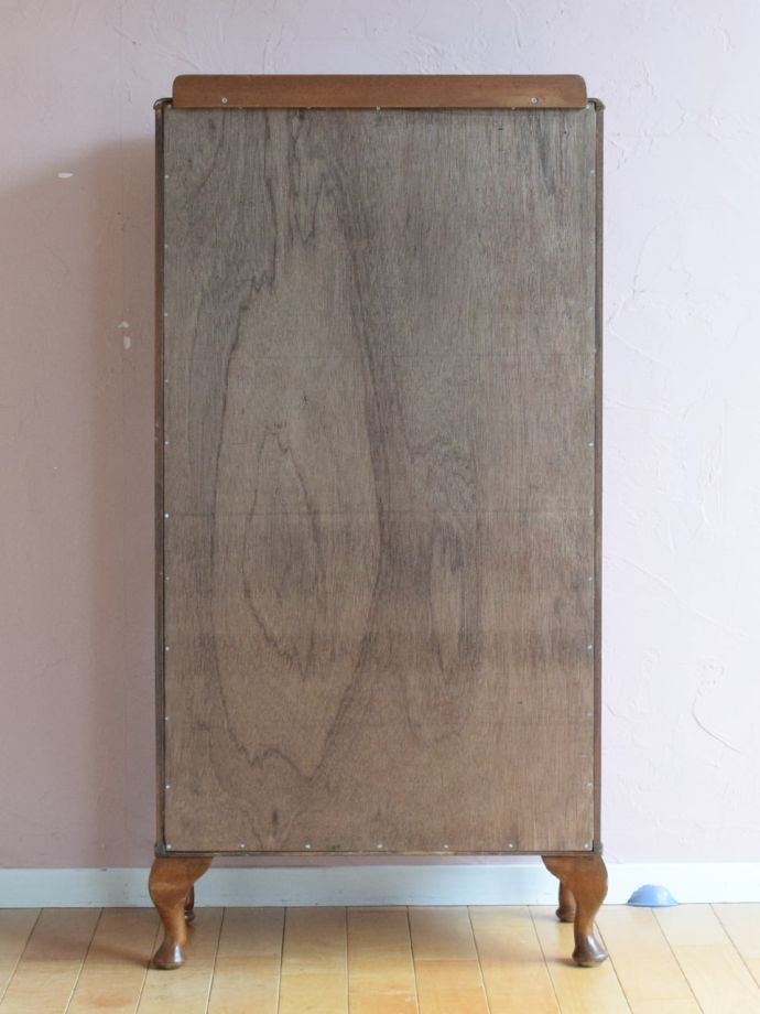 キャビネットの後ろ姿