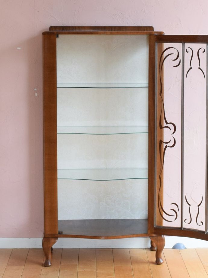 ガラスキャビネットの扉の中