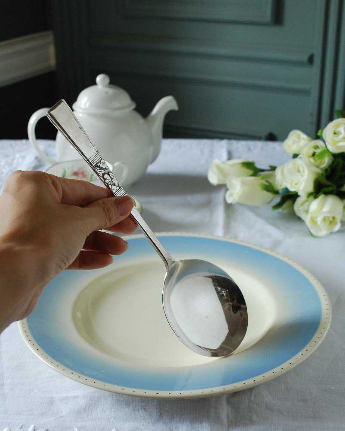 アンティーク シルバー製 アンティーク雑貨 英国で見つけた銀のカトラリー、アンティークシルバープレートのスープスプーン。大きさはコレくらいです。(k-3099-z)