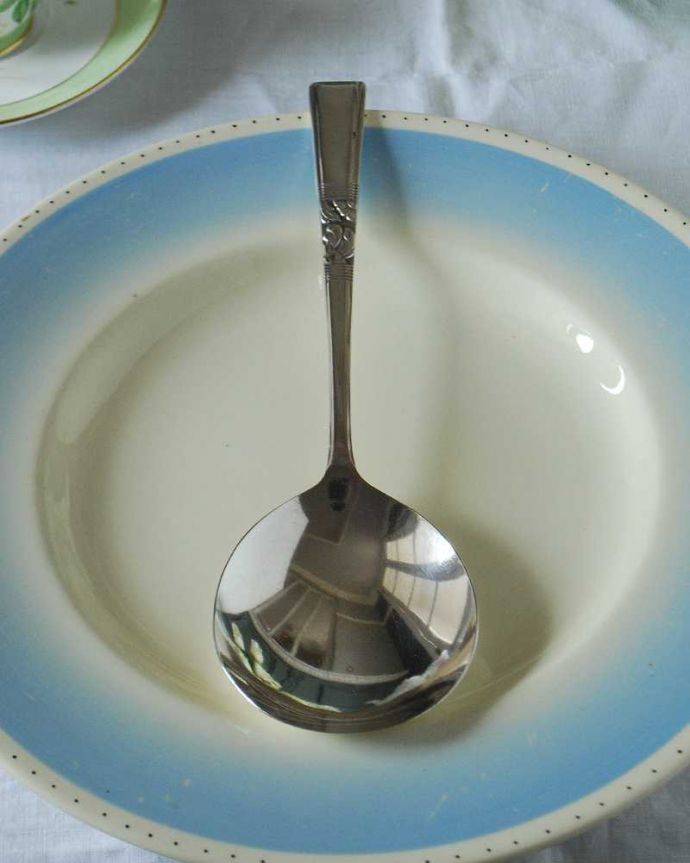アンティーク シルバー製 アンティーク雑貨 英国で見つけた銀のカトラリー、アンティークシルバープレートのスープスプーン。上から見るとこんな形ですアンティークなので多少のキズやカケがある場合はありますが、使用上問題はありませんのでご了承下さい。(k-3099-z)