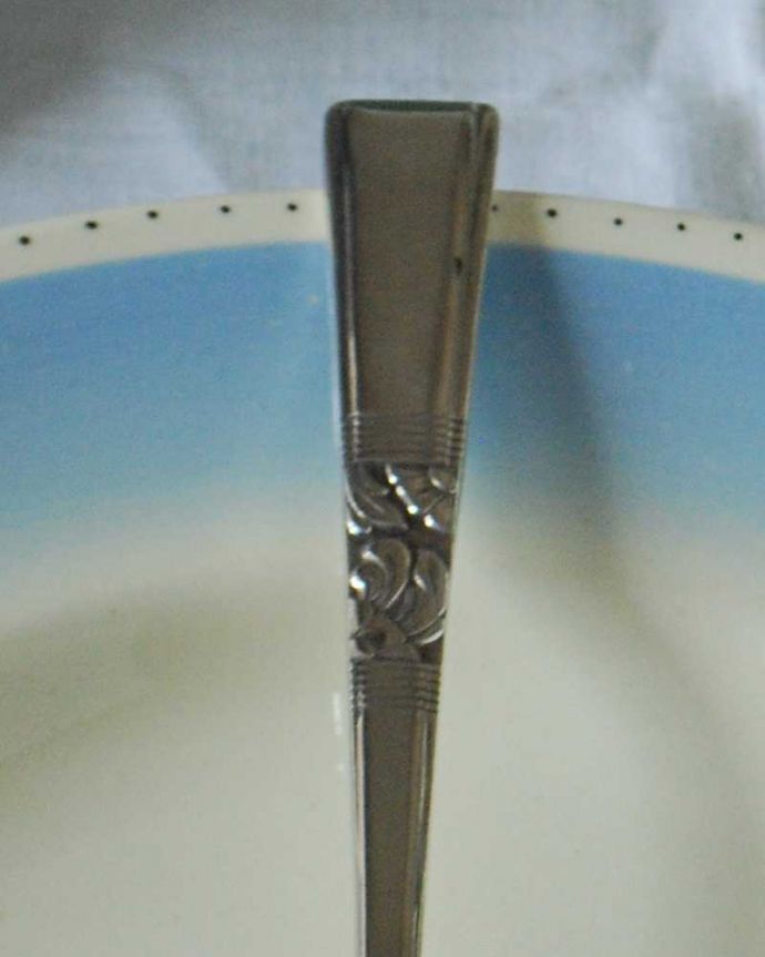 アンティーク シルバー製 アンティーク雑貨 英国で見つけた銀のカトラリー、アンティークシルバープレートのスープスプーン。実際に使える美しいシルバーのカトラリー装飾の美しさがアンティークシルバーの最大の魅力。(k-3099-z)