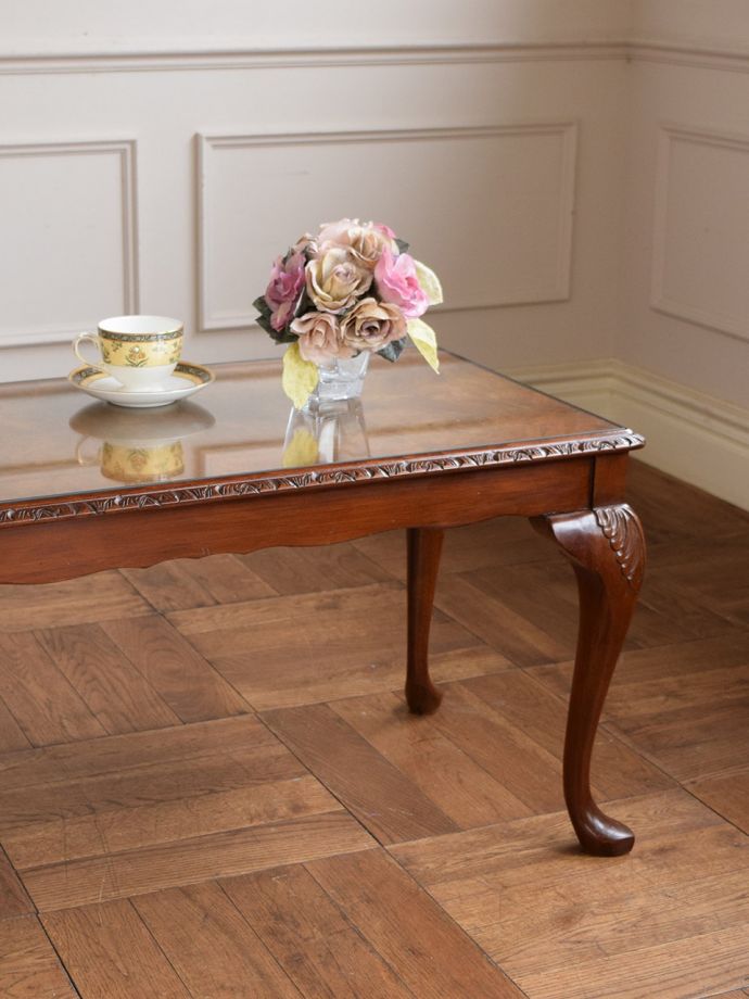 英国のアンティーク家具らしいデザイン