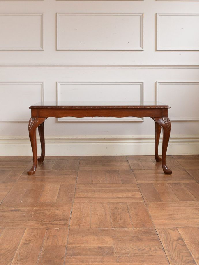 コーヒーテーブルの後ろ姿