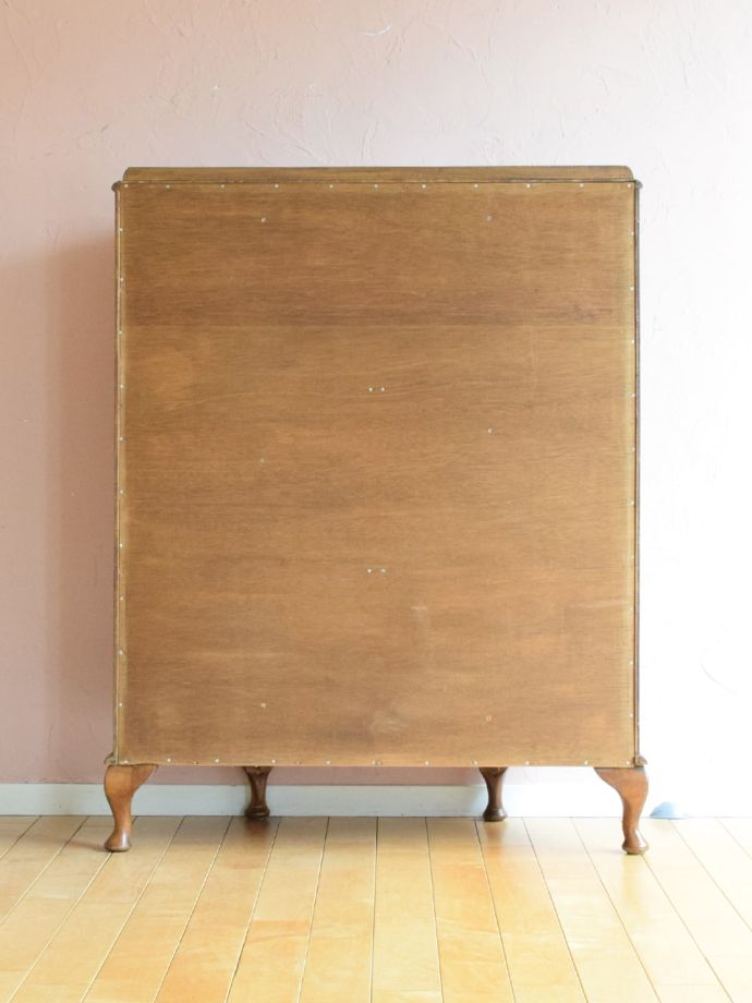 キャビネットの後ろ姿